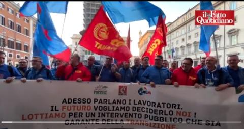 Ex Ilva, presidio di lavoratori e sindacati a Palazzo Chigi: “Il governo brancola nella nebbia, rischio chiusura totale”