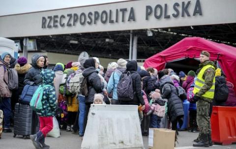 Giovani ucraini in fuga verso Berlino e Varsavia e le armi senza soldati