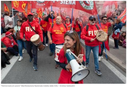 Piazza strapiena per la Cgil: «La manovra è una truffa»