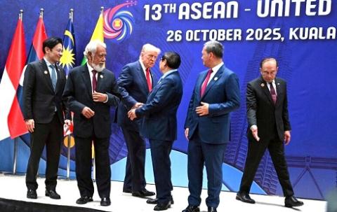 Trump in Asia verso Xi mentre l’Europa sanziona se stess